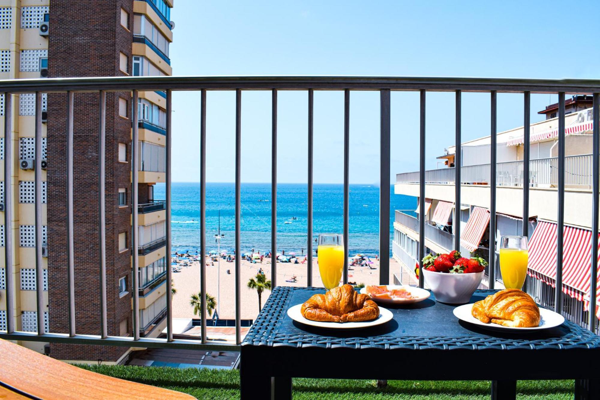 Pato Levante Beach Бенидорм Экстерьер фото